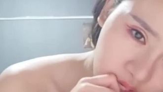 La mejor joven traviesa SM atada con plug anal, ano insertado, látigo de cuero, ventosas B, chupando coño, varios accesorios, espectáculo loco Ziwei 01