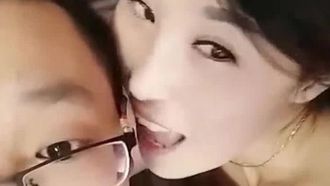 眼鏡哥和漂亮老婆中秋放假在家直播啪啪撈外快居然有網友想花錢約炮他老婆