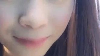 La seconda cognata di Anchor seduce l'autista durante una trasmissione in diretta all'aperto in un mandarino super osceno