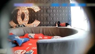 香奈儿房年轻大学生情侣秀恩爱啪啪小伙很疯狂各种舔把妹子搞的身体一抖一抖的爆操把妹子干的尖叫女上位老猛了