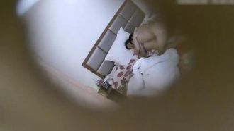 小旅馆偷拍中年男女偷情这少妇有点功夫一字马让男的插入花心后尖叫