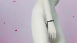 Ragazza cervo rosso a forma di diavolo in uniforme seduce il sesso