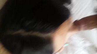 漂亮女友正在和闺蜜打电话硬是把她拉过来吃鸡巴