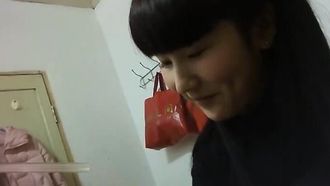 Je viens d'être payé et je suis allé au village de la ville pour trouver une fille de la rue avec un doux sourire le soir pour faire l'amour en HD