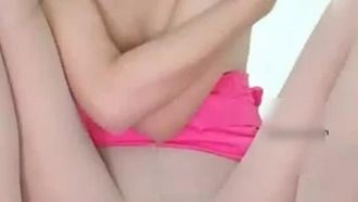 容姿端麗のセクシー美女がちょっと新鮮な肉を求めて自宅セックスする約束をする