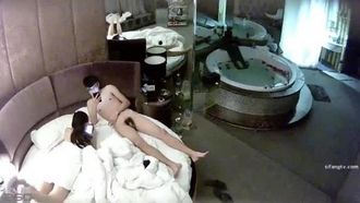 A schoolgirl’s first time. A handsome schoolmate hooks up with a big-breasted schoolgirl in a hotel with a luxurious bathtub room theme. He enjoys having sex four times in one night. Full version in high definition 720P.