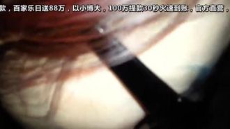Les belles sœurs en bas noirs montrent leurs visages dans un hôtel et se connectent en haute définition
