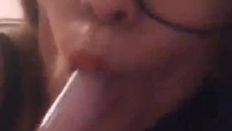 인터넷 톱 연예인 앵커 꼬마 얼굴도 예쁘고 안경도 잘 쓰고
