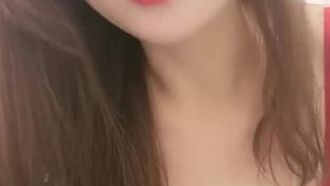 Eine schöne junge Frau im roten Pyjama und ihr Mann haben Sex und Oralsex, während sie von hinten reiten und gefickt werden, stöhnend und keuchend, sehr verführerisch, sehr verführerisch, lassen Sie sich das nicht entgehen, wenn Sie es mögen