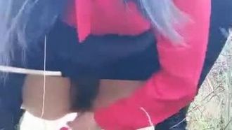 La jeune femme salope en rouge [je cherche une aventure d'un soir] aime s'exposer en extérieur. Elle expose son gros cul en pleine nature et fourre un vibromasseur. Il y a des gens qui se masturbent dans la voiture à côté d'elle.