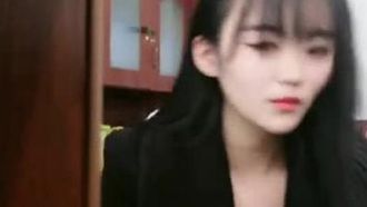 黑衣长相甜美妹子办公室道具自慰出水秀开裆肉丝桌子底下大黑牛震动非常诱人很是诱惑喜欢不要错过