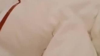 红色内衣漂亮妹子在睡觉脱下内裤露逼诱惑翻身退下内裤露出嫩逼毛毛挺多很是诱惑喜欢不要错过