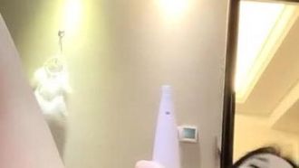 La ragazza famosa su Internet con la figura minuta [Little Sassy Cat] alza il sedere e si gira sul divano. Si masturba con un vibratore dopo aver fatto il bagno nella vasca da bagno. È molto allettante. Se ti piace, non perdetelo .