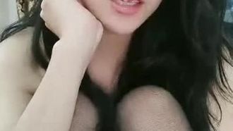 Die dickhaarige Schlampe [Ecstasy Otaku] trägt sexy schwarze Strümpfe, um sie zu verführen, indem sie sich auf dem Stuhl berührt und ihre Finger in ihre Vagina einführt. Wenn es Ihnen gefällt, sollten Sie es sich nicht entgehen lassen.
