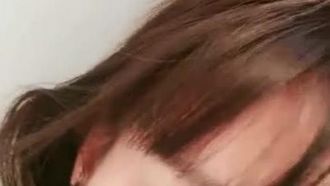ショートヘアで容姿端麗な可愛い女の子「KIKI」がバイブでオナニーして水を噴き出し、彼女の毛のないピンク色の穴が振動する喘ぎ声で満たされていくのがとても魅力的です。