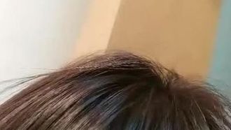Una ragazza carina con i capelli corti e un bell'aspetto, KIKI, usa gli oggetti del bagno per masturbarsi e vibrare, poi apre il suo vibratore e raggiunge l'orgasmo in un primo piano, spruzzando molta acqua. Se ti piace, non farlo da non perdere.