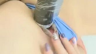 Ein süßes Loli-Mädchen spreizt ihr Höschen und masturbiert und vibriert. Sie stöhnt und keucht.