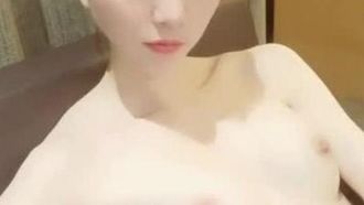 Internet celebrity with good looks and temperament [pure little junior sister], model figure and star face, top-notch beautiful breasts, abalone pink and tender, top-notch stunner, open her pussy and urethral opening to see clearly