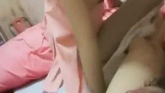 高顏值挺嫩妹【鈀兒】來大姨媽幫男友口交，苗條身材奶頭摩擦非常誘人，很是誘惑喜歡不要錯過