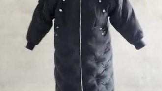 Uma garota de cabelo curto com roupas pretas e meias sem virilha amarrou uma grande vaca preta nas pernas em casa e expôs a bucetinha em um ambiente violento ao ar livre enquanto vibrava e se masturbava. isto.