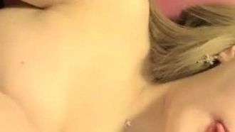Das gutaussehende gelbhaarige Mädchen [Göttin Farah] masturbiert auf einem Einzelsofa, leckt den Vibrator und fingert ihn, stöhnt und keucht, es ist sehr verlockend, lassen Sie es sich nicht entgehen, wenn es Ihnen gefällt