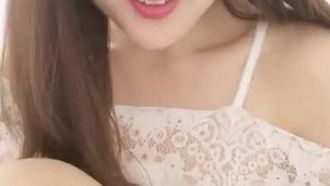 Eine schöne junge Frau mit gutem Aussehen [Sao Sao Xiao Xin] masturbiert mit sexy durchsichtigen Requisiten, und eine große schwarze Kuh mit offenem Schritt und zerfetztem Fleisch wird eingeführt und vibriert. Das ist sehr verlockend.