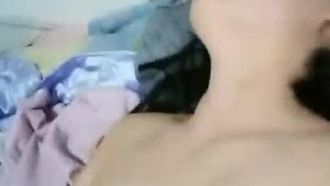 Una chica tierna, guapa y de pechos pequeños está desnuda y practicando sexo. Hace una mamada, cabalga por detrás y gime y jadea. Si te gusta no te lo pierdas.