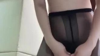 颜值不错鸭舌帽妹子【小美美】肉丝情趣椅地上道具骑坐，跳蛋震动特写出水，很是诱惑喜欢不要错过