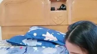 La guarra guarra [Gold Medal Xiaoke] tiene sexo con su compañero sexual, el chico de la cadena, paja con los pies y mamada 69, lamiéndose mientras cabalgan encima y follando duro, jugando con el vibrador y el coño, gimiendo.