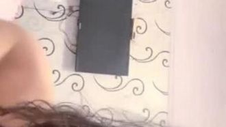 Une fille d'apparence pure et tendre [Yiyijia] a un gros plan de sa chatte papillon rose et de son vagin après avoir pris un bain. Son corps élancé a l'air très attrayant, très tentant.