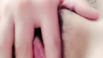 Una bellissima conduttrice di bell'aspetto esegue una trasmissione dal vivo. Si masturba sotto la doccia e si penetra la vagina. È molto allettante. Se ti piace, non perdertelo.