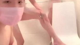 Un hombre y dos jovencitas hacen un show sexual. Después de ser follados duro, van al baño a montarse en una silla y tener sexo. Si te gusta no te lo pierdas.