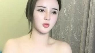 La ragazza dalla pelle chiara e dal seno grande, una celebrità di Internet, [Sexy Ling Ling] ha mostrato il seno e ha scosso il vibratore mentre si masturbava. Le sue calze a rete, il perizoma e il vibratore hanno fatto vibrare la sua tenera figa. Se ti piace, non farlo mi manca.
