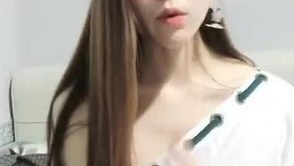 白衣高颜值气质美女【薛定谔的猫】露脸情趣装道具自慰，大黑牛震动特写高潮出水，非常诱人喜欢不要错过