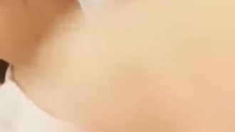 Une jolie fille loli très tendre se masturbe avec une jupe courte et un string. Avec son petit corps, elle ouvre sa tendre chatte avec une tige de verre et insère le jus blanc. Si vous l'aimez, ne le manquez pas.