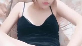 Une fille belle et jolie se masturbe dans un spectacle. Elle a un vibromasseur branché sur sa chatte et est très poilue et rasée. Si vous l'aimez, ne manquez pas. il.