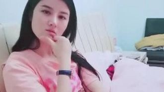 Una bellissima giovane donna di bell'aspetto è tentata di masturbarsi. Si spoglia nuda sul letto e inserisce un vibratore nel vibratore per massaggiarsi il clitoride. È molto allettante. Se ti piace, non perdertelo.