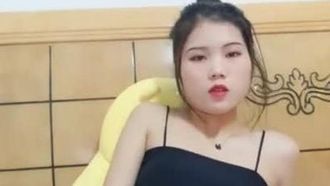 Une belle fille élancée dans une jupe courte sexy fait l'amour avec deux personnes. Son gros cul est baisé rapidement et a l'air très tentant.