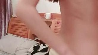 Uno spettacolo per due di una ragazza magra con un bell'aspetto e occhiali. Alza le gambe e allarga la figa. Fa un pompino e lecca il suo JJ. Se ti piace, non perdetelo.