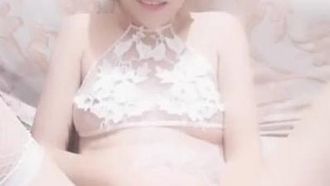 Una jovencita guapa se masturba con un conjunto sexy. Se abre de piernas en el sofá y se mete un vibrador en el coño. Es muy tentador.