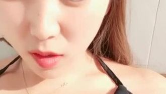 La piccola e carina piattaforma (ex Kawaii) ha un terzo padrone di bell'aspetto che schizza il latte. Si masturba all'aperto e le munge il seno. È molto allettante.