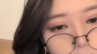 Naiqiu 11100 programa transmitido en vivo de hermosas y hermosas fans en la linda y pequeña plataforma (anteriormente Kawaii). Tiene buena figura y se masturba apasionadamente.