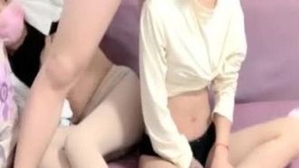 Piccola piattaforma carina (originale Kawaii) giovani uomini e donne gruppo P trasmissione in diretta di sesso, ognuno è più energico dell'altro, il sesso appassionato è molto allettante