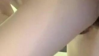 Una ragazza bella e tenera fa sesso con due persone durante la 17a stagione delle piogge. Fa un pompino a 69 sul letto e le viene sulla pancia. È molto allettante. Se ti piace, non perdetelo.
