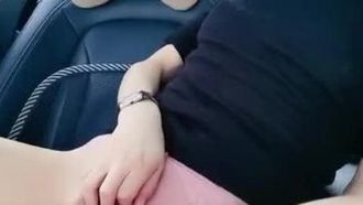 검은 옷을 입은 잘생긴 소녀가 야외에서 차 안에서 자위를 하고 있습니다. 그녀는 길가에 들러서 보지에 진동기를 넣고, 팬티를 벗고, 보지를 만지고 신음하는 모습이 매우 유혹적입니다. .