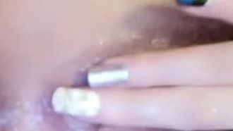 La seconda parte del giocattolo personale di una bella ragazza, Qiqi, si masturba. Gli oggetti di scena sulla sedia vengono utilizzati per la penetrazione e l'orgasmo di JJ, e il succo bianco viene rilasciato dalla sua figa. È molto allettante .