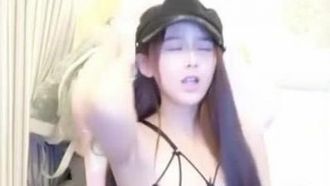 Il giocattolo privato di una bella ragazza Qiqi si masturba parte 3. Pompa JJ con oggetti di scena, spinte rapide, gemiti forti e sussulti. Se ti piace, non perdertelo.