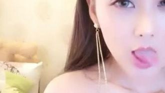 Il giocattolo privato di una bella ragazza, Qiqi, si masturba in un abito sexy con calze a rete e oggetti di scena mentre JJ cavalca, spinge e allarga, in primo piano. Se ti piace, non perdetelo.
