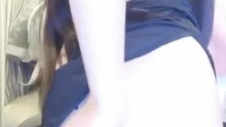Il giocattolo personale di una bella ragazza, Qiqi, si masturba per tentazione. Ha delle calze a rete aperte e un vibratore inserito nella figa. Vibra e geme. È molto allettante.