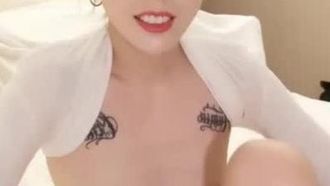 예쁜 외모와 날씬한 몸매, 귀걸이를 한 소녀가 유혹적입니다. 가슴을 드러내고 다리를 벌리고 좋아한다면 놓치지 마세요.